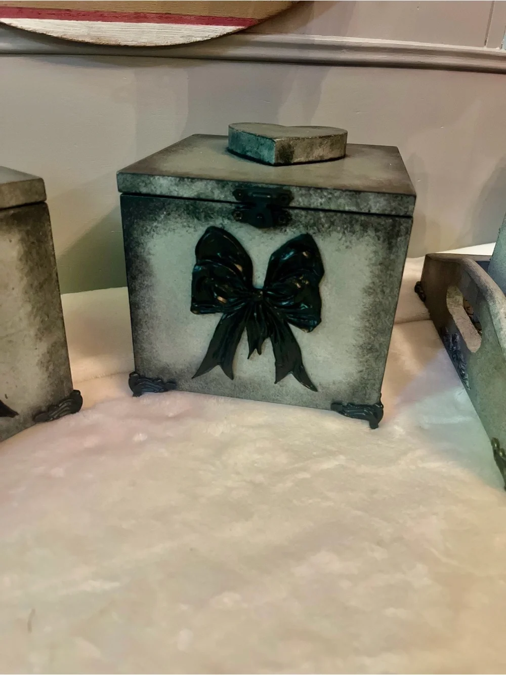 Vintage-Inspired Decorative Keepsake Box in light Grey and Black